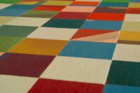 Struttura di una madia colorata composta da quadratini di legno decorati con diversi colori e microcemento