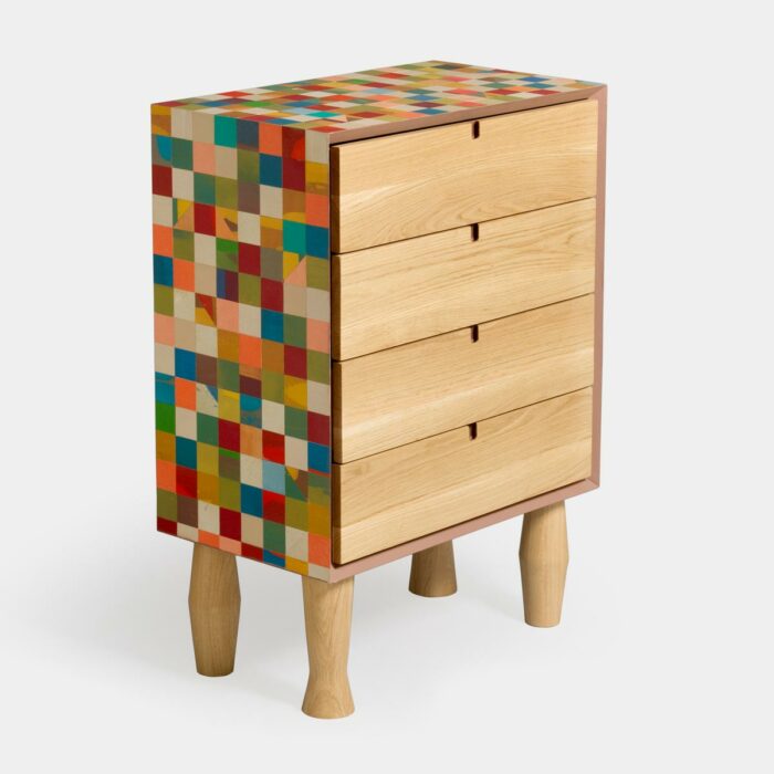 Cassettiera multicolore con gambe e cassetti in legno di rovere al naturale chiaro e struttura decorata con pezzetti di legno con microcemento colorato