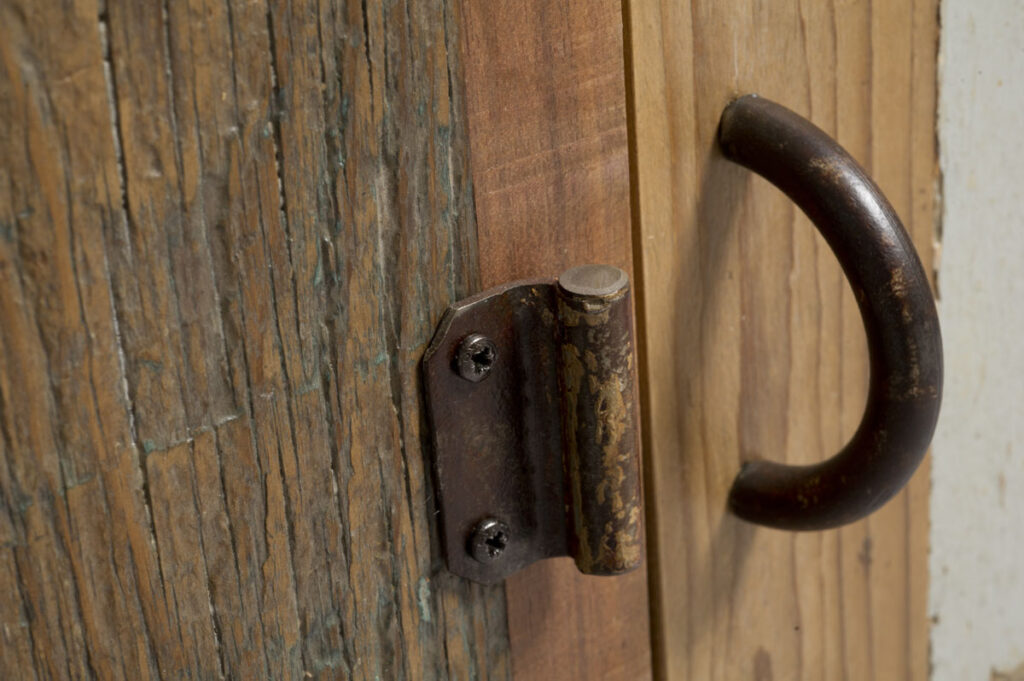 particolare di credenza rustica moderna con maniglie di ferro antico