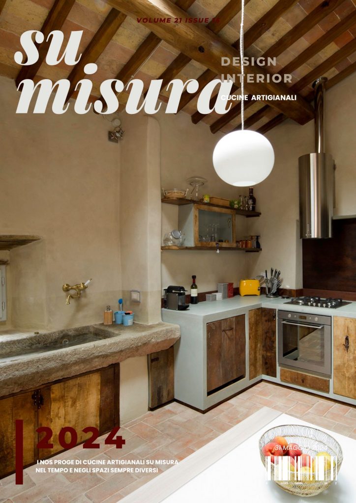 Cucina su misura in legno di recupero realizzata per un casale in Toscana