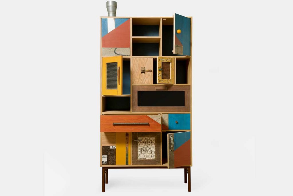 credenza alta realizzata con materiali di riciclo colorati, ferro e rame