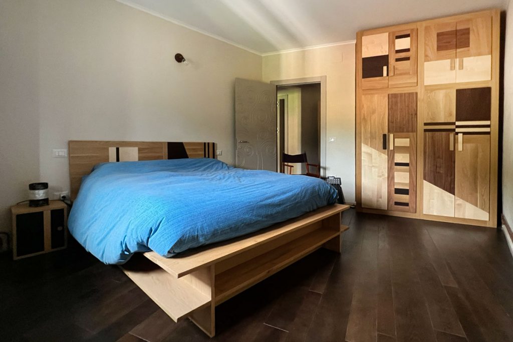 camera da letto su misura realizzata interamente in legno massello, rovere, wenge, acero, olmo