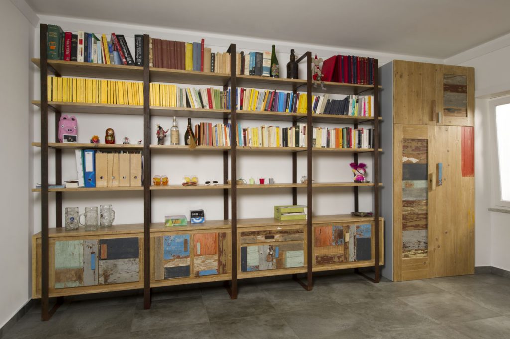 armadio arte povera con libreria in ferro e legno di recupero colorato e al naturale