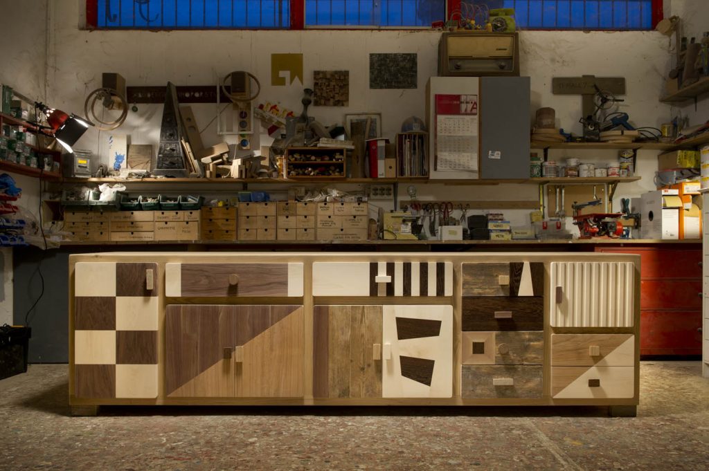 interno della nostra falegnameria artigianale con credenza in legno massello