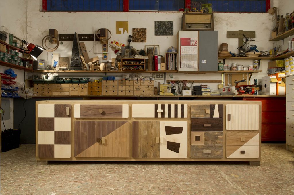 credenza di tre metri in legno massello di rovere con sportelli inlegno di acero, wenge, noce, ciliegio