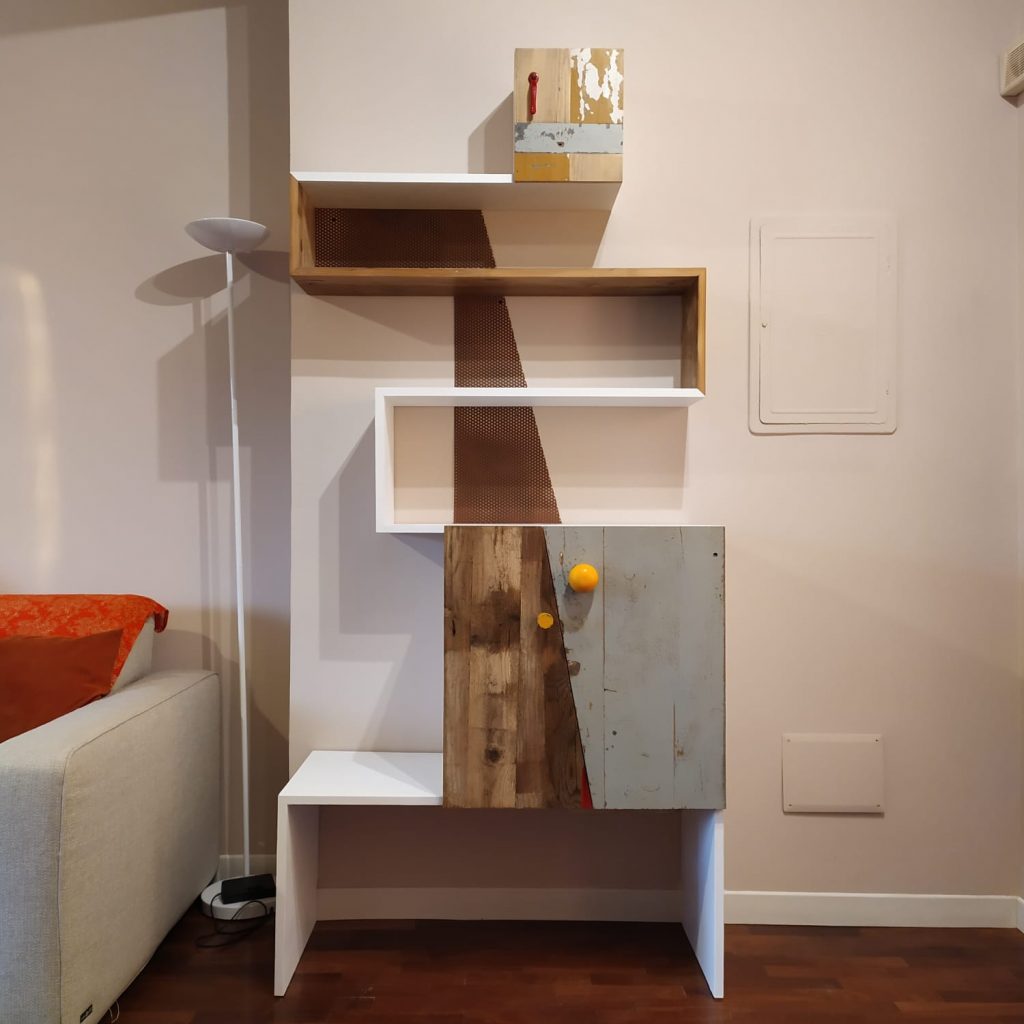 mobile libreria "retina" con mensole e moduli contenitori, colori bianco, grigio e legno al naturale