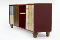 vista di fianco di credenza bassa moderna