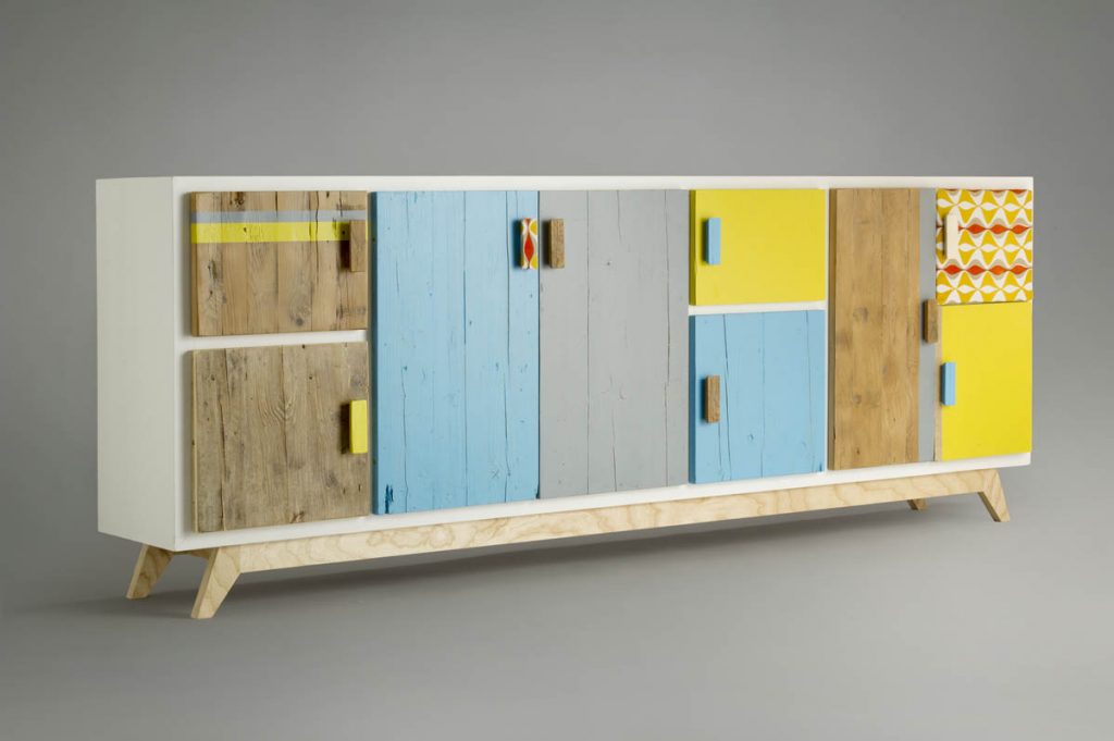 credenza con sportelli colorati