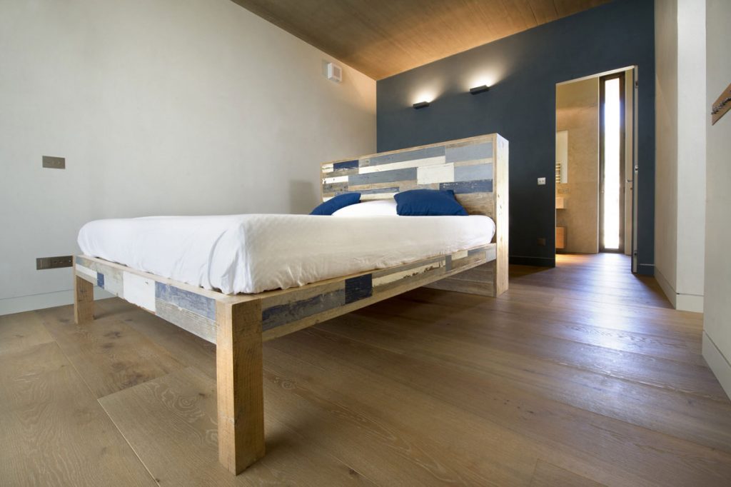 idea letto matrimoniale con testiera armadio in legno