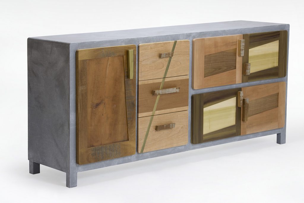 credenza con sportelli in legno e finitura finto cemento