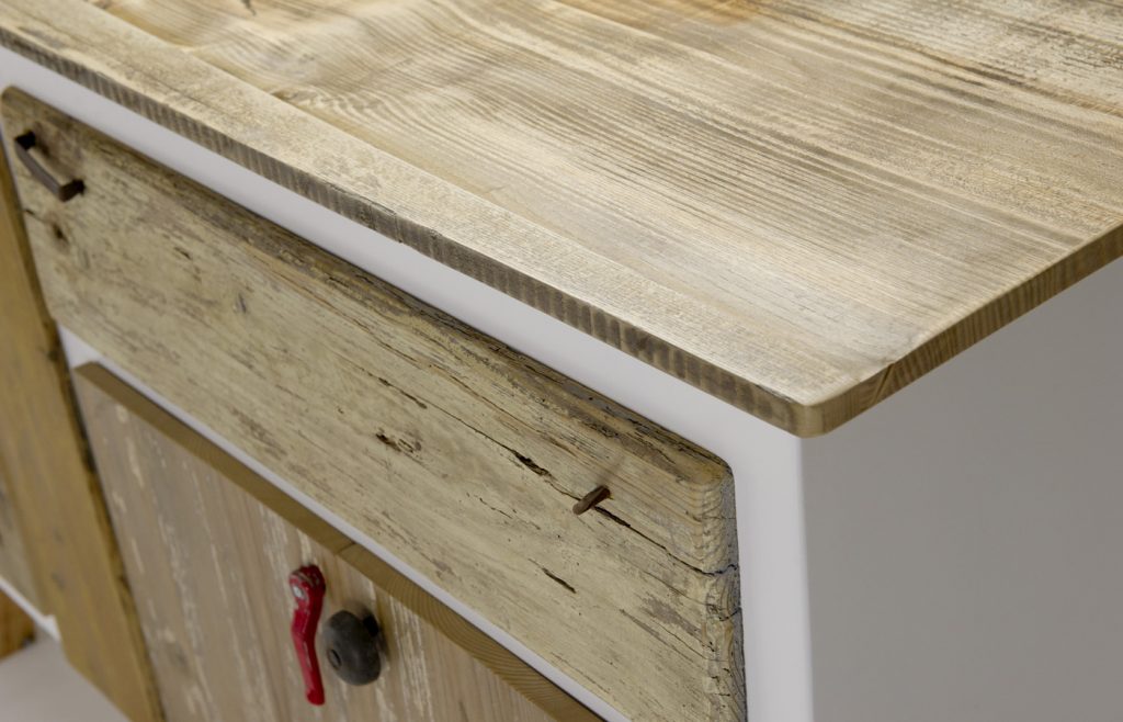 particolare piano e sportelli credenza in legno