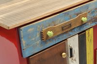 credenza rossa con cassetti in legno di recupero e piano in legno