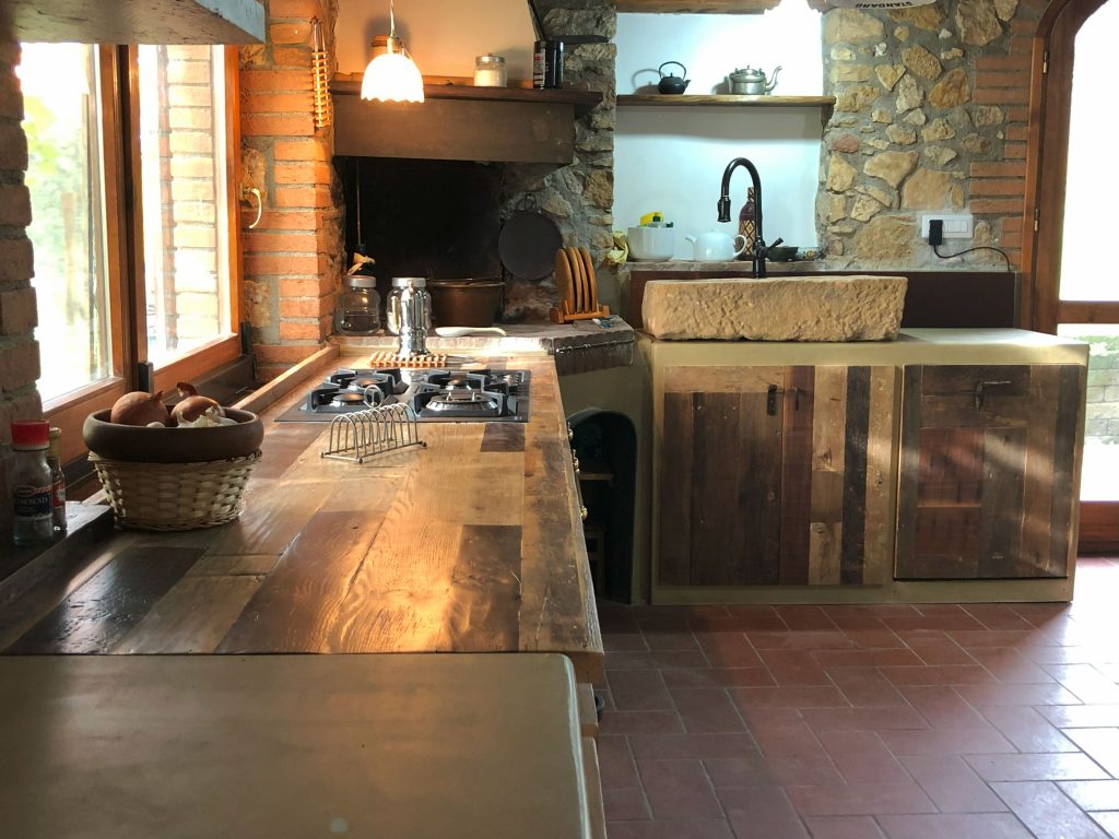 cucina rustica piano in legno