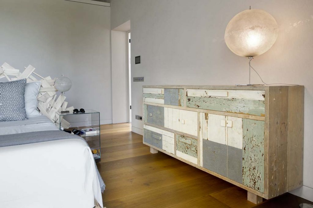 arredamenti design scandinavo, credenza con lampada e letto