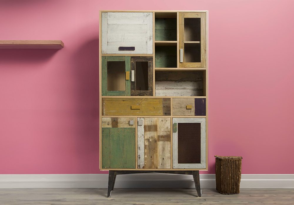 credenza con vetrine in rovere con sportelli e vetrine in legno colorato e al naturale