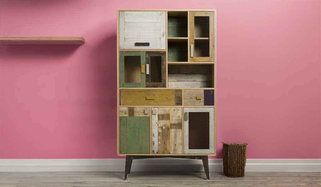 credenza con vetrine in rovere con sportelli e vetrine in legno colorato e al naturale