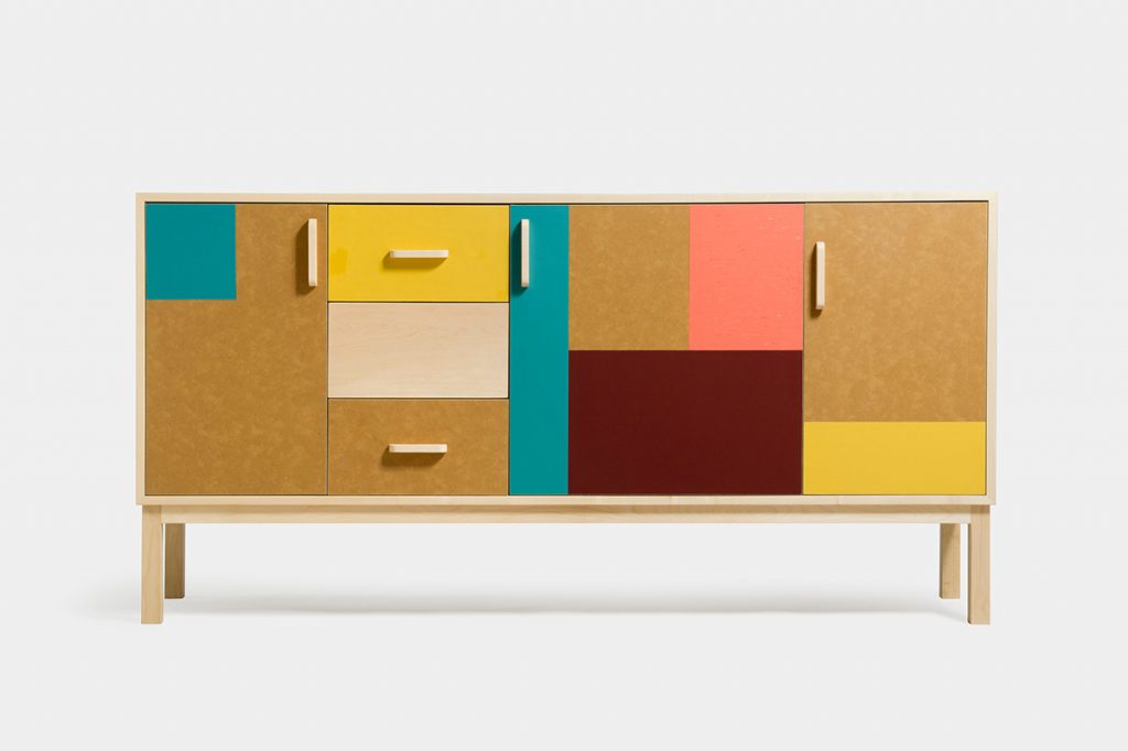 credenza colorata con colori vivaci