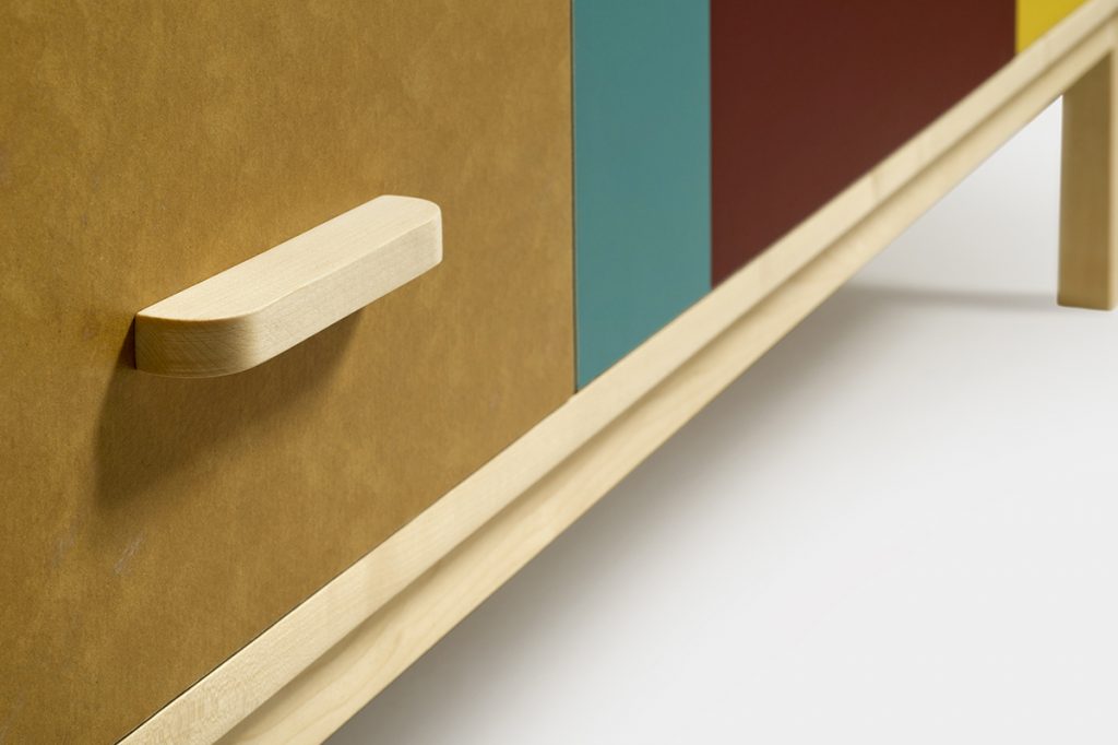 credenza design colorata in acero e linoleum, dettaglio maniglia artigianale