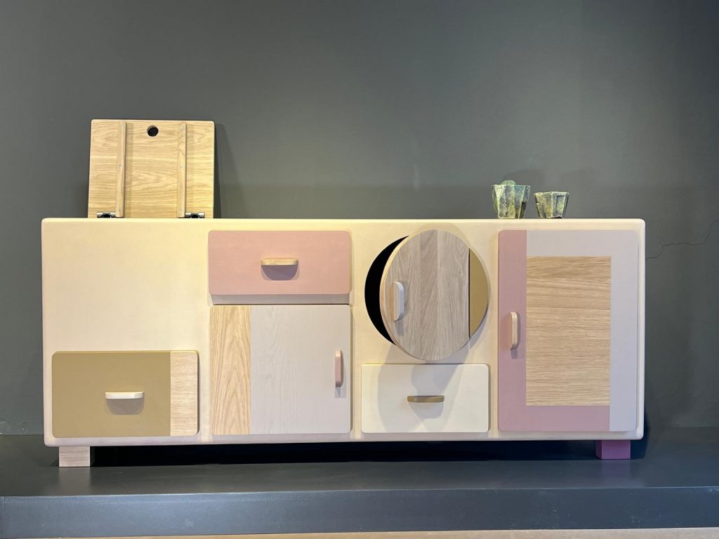 credenza rosa con sportelli in legno colorato