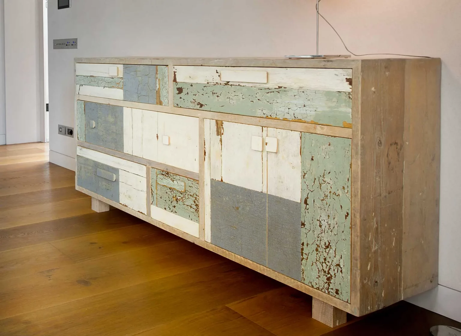 credenza scandinava in legno di abete grezzo e tavole di riciclo colorate