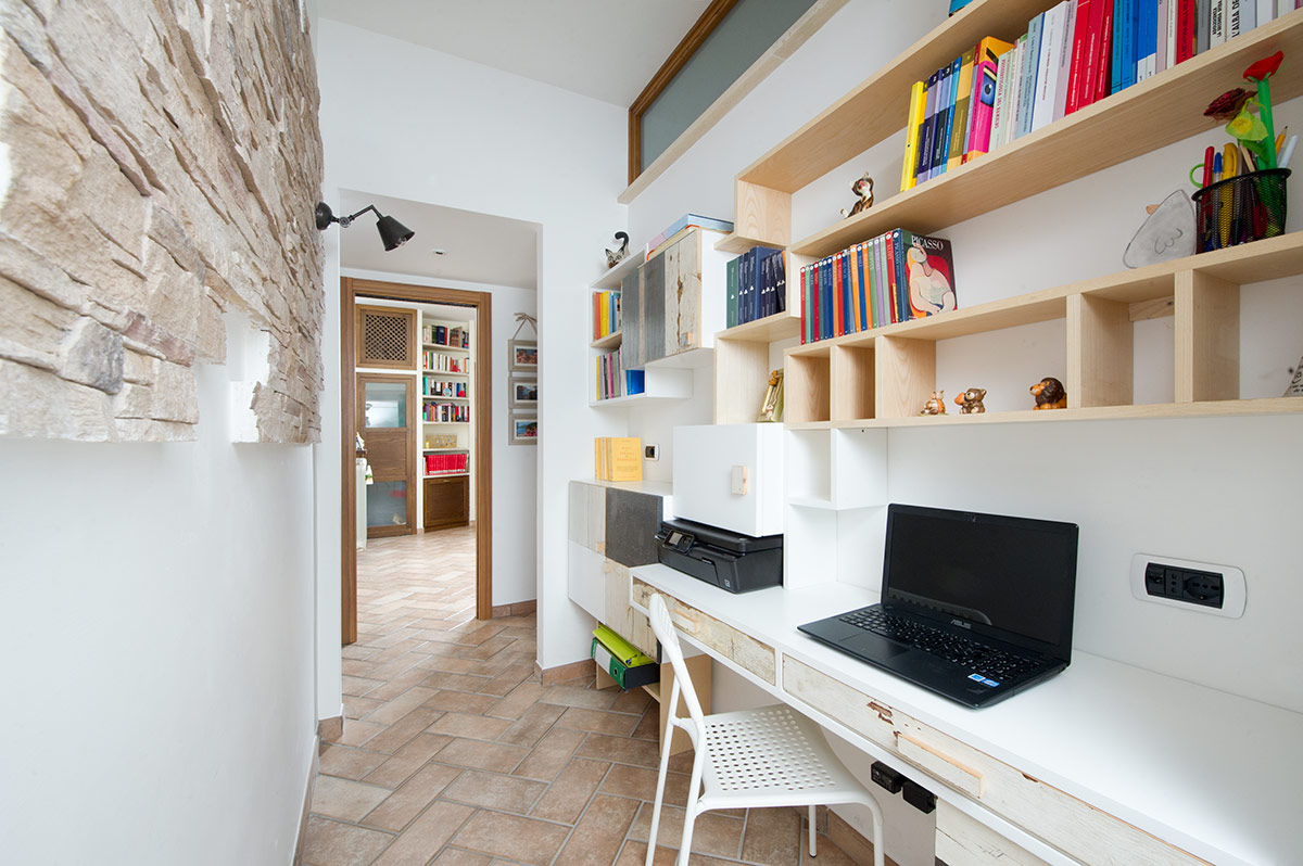 home office con libreria parete attrezzata e scrivania