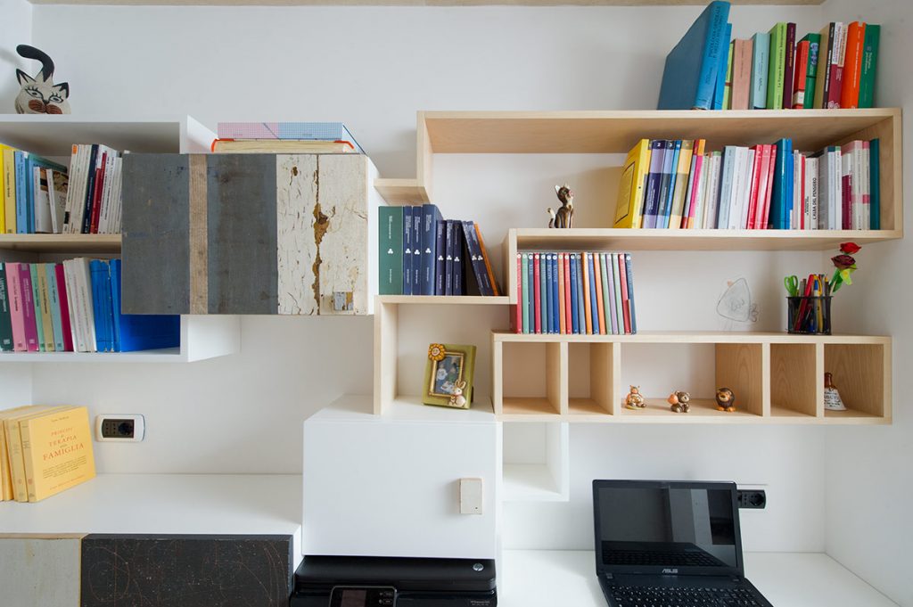 libreria in legno con moduli laccati bianco