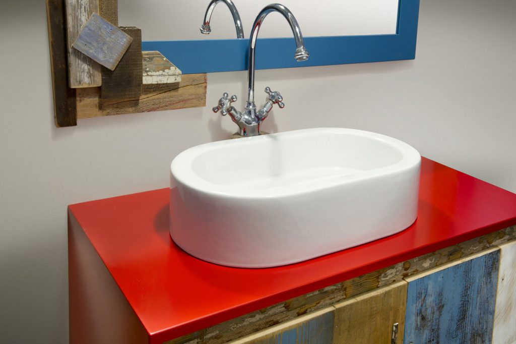 mobili bagno colorati laccati con-sportelli-in-legno-