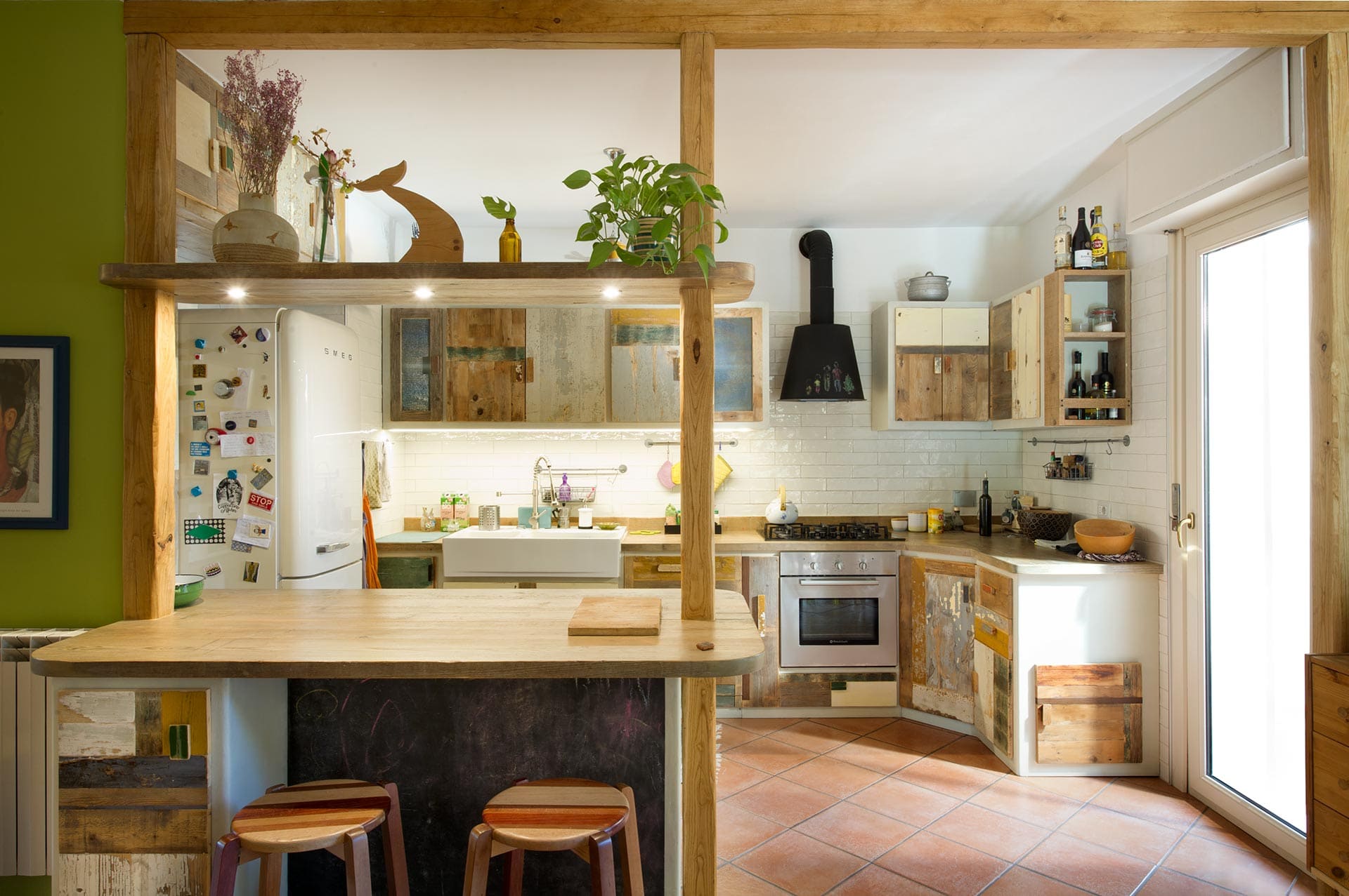 open space cucina moderna in legno di recupero e cemento