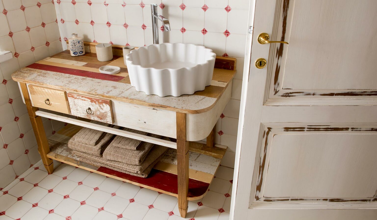 Mobili bagno in legno massello e di recupero colorati