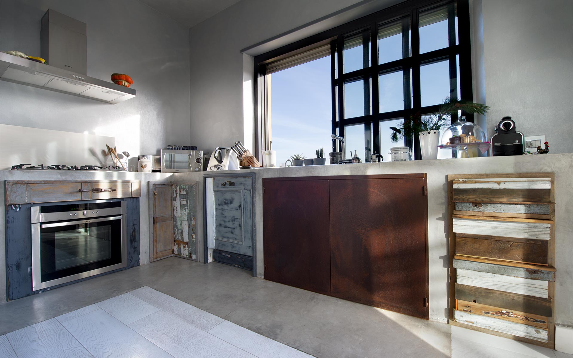 cucine su misura artigianali cemento ferro e legno di recupero