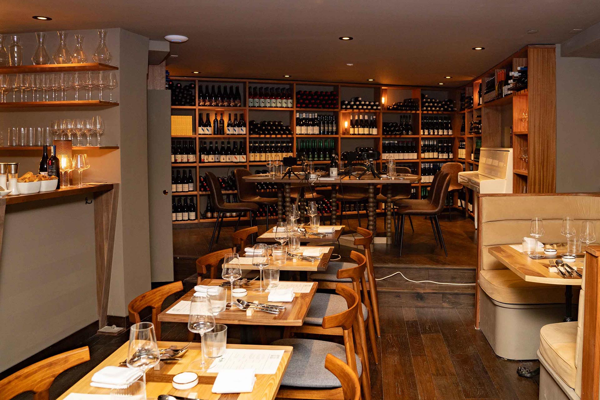 Vista del piano superiore del ristorante Roscioli New York i cui arredi in legno sono stati realizzati in Italia da Laquercia21