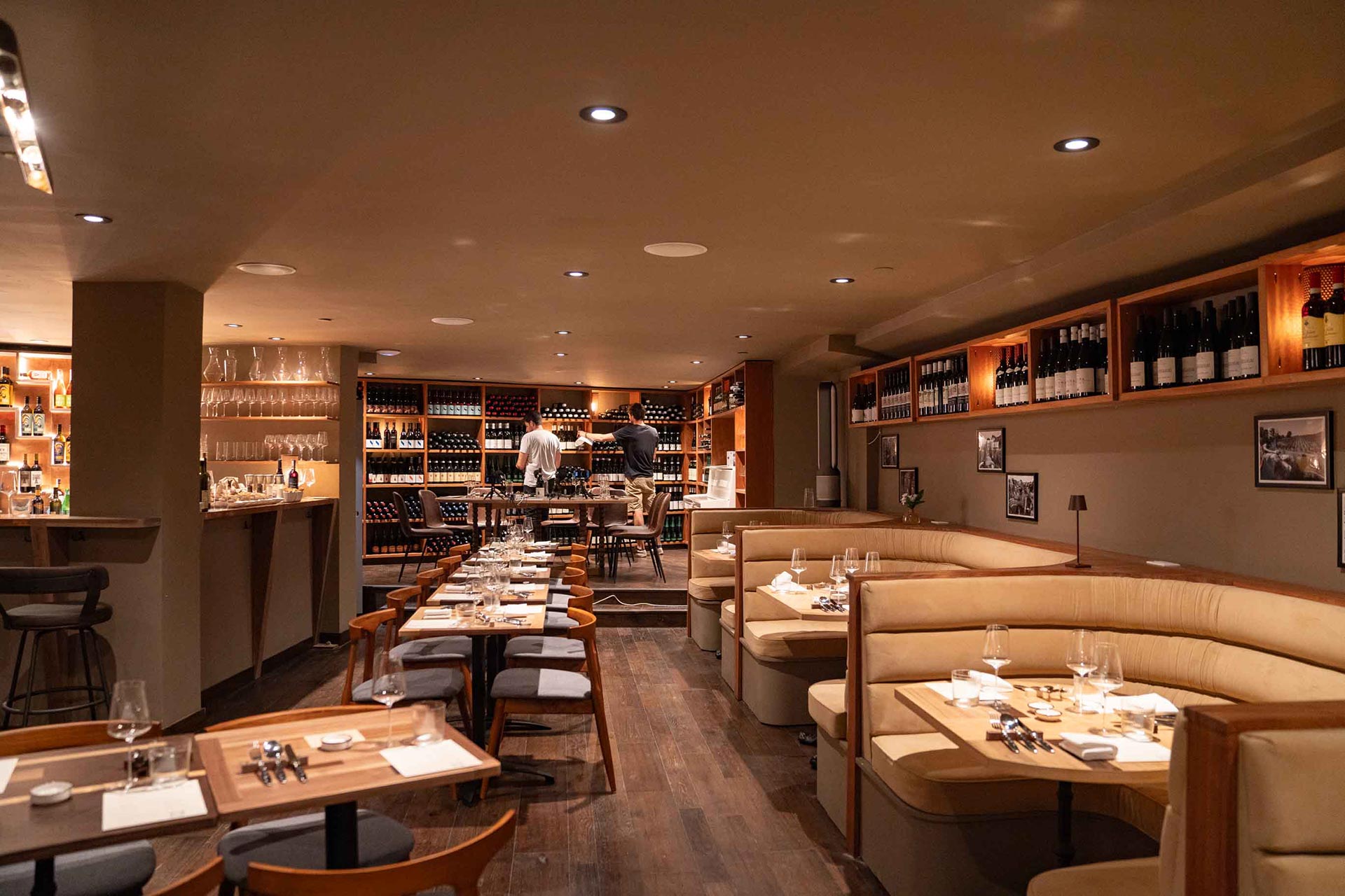 Arredamenti e arredi in legno per locali commerciali, enoteche e ristoranti in legno massello nuovo