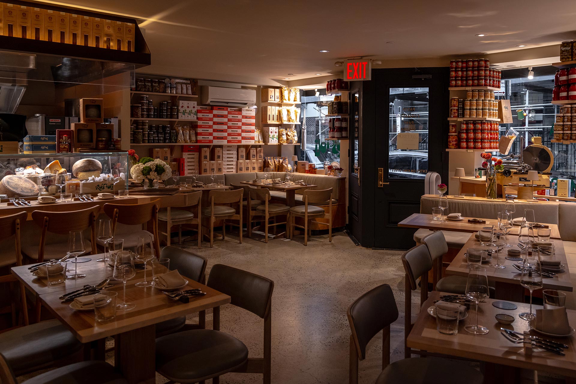 Interni del ristorante Roscioli New York nel cuore di Soho. Tavoli, sedie, espositori, portabottiglie e bancone sono realizzati in legno massello al naturale