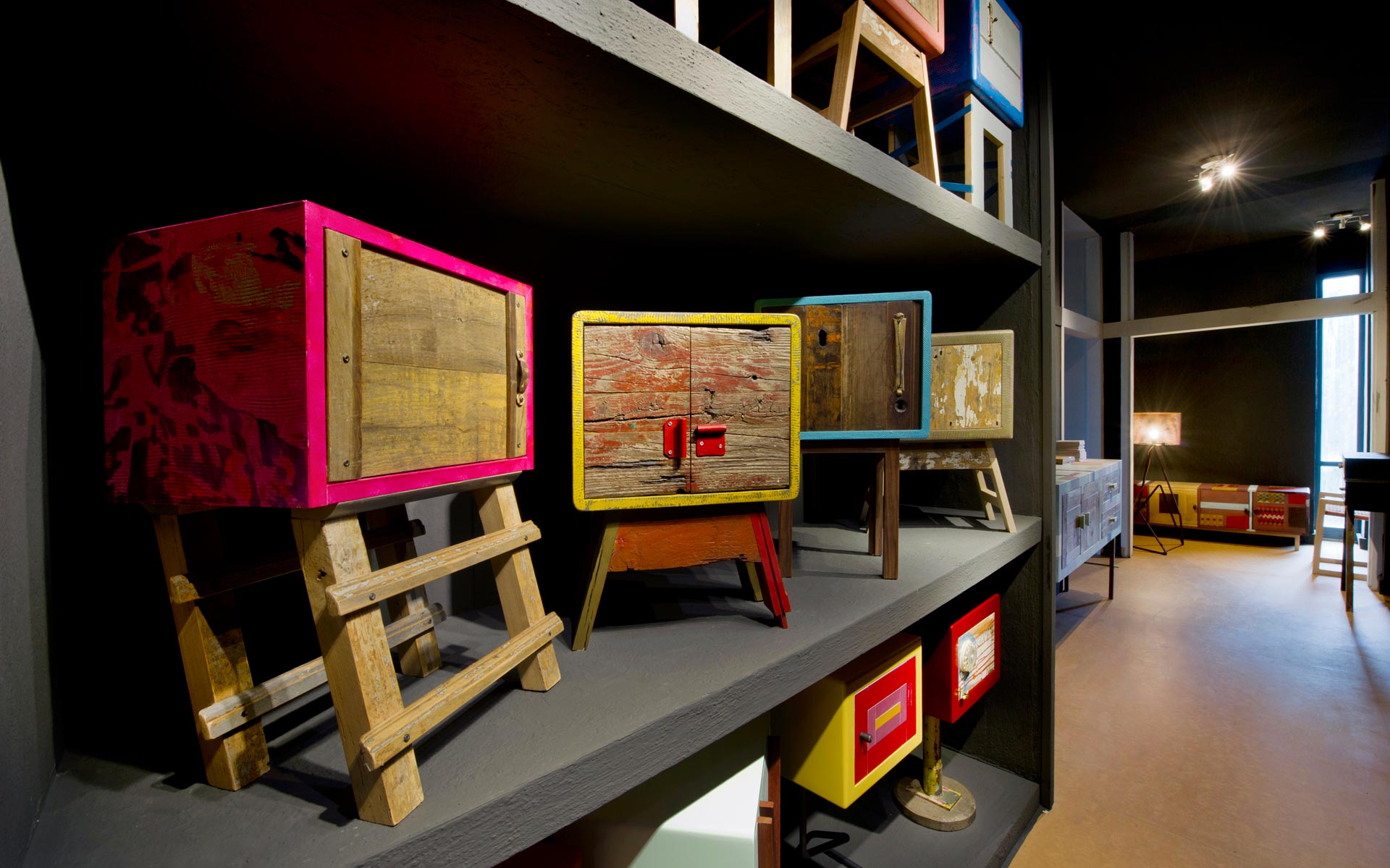 Insieme di piccoli mobili di art design colorati