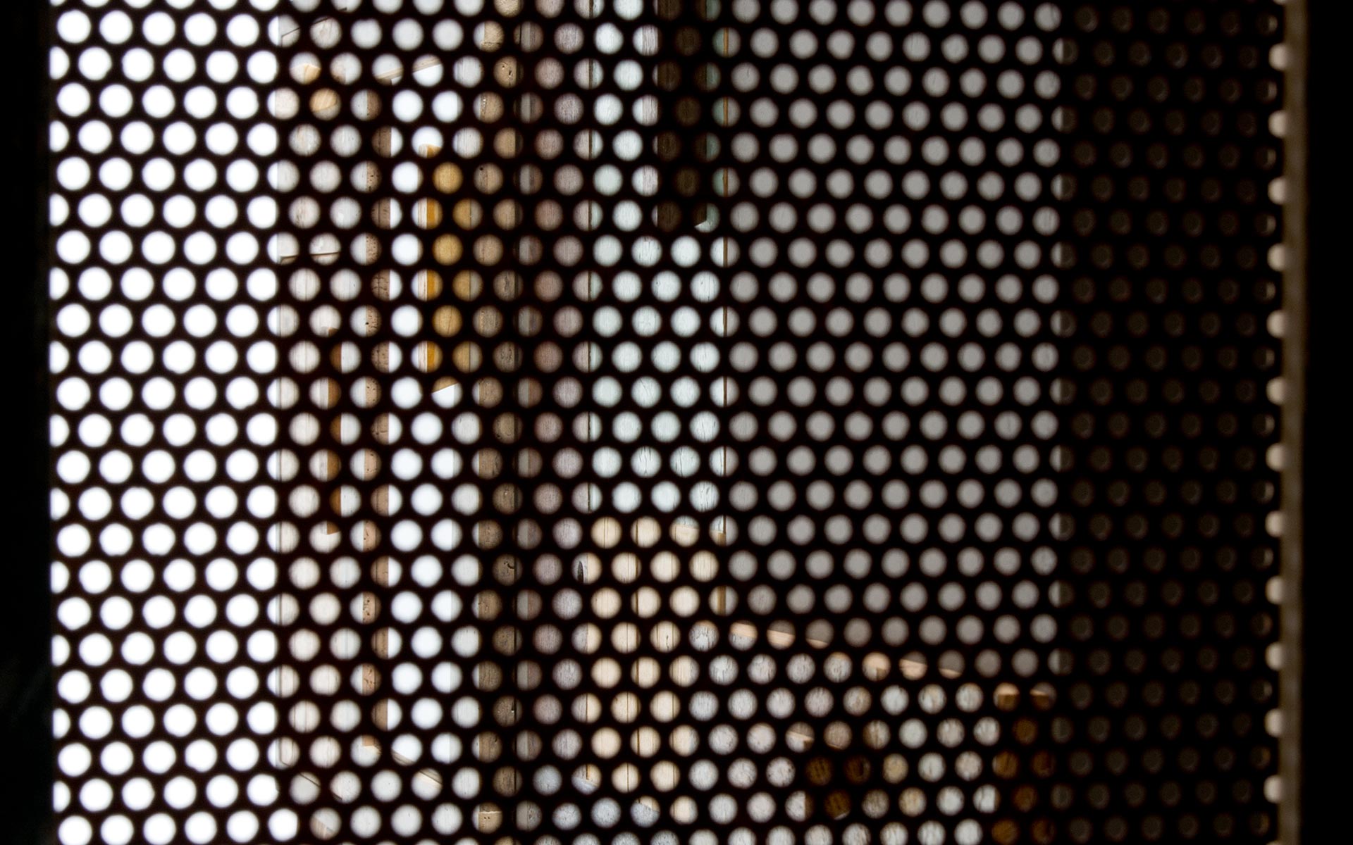 Primo piano della veletta di una lampada artistica in metallo