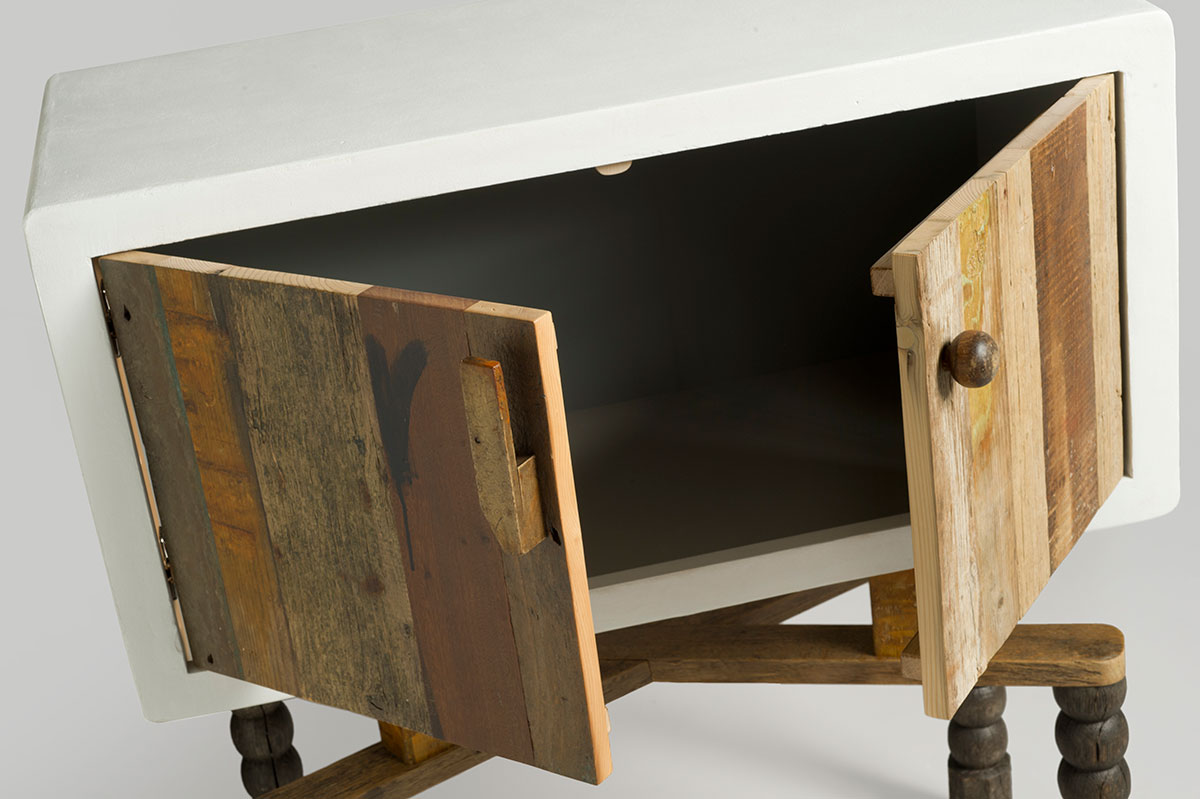 Madia-piccola-Volta madia piccola con sportelli in legno grezzo e corpo laccato bianco