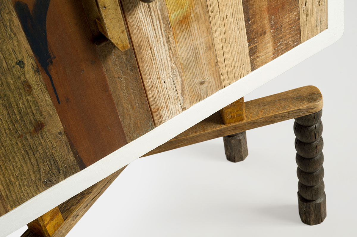 Madia Volta Laquercia21 (3) particolare sportello e gambe madia piccola