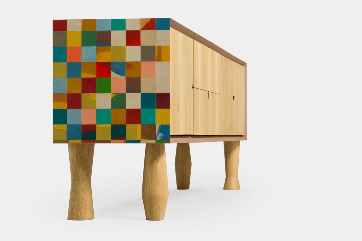 Qubert Madia 1200x800 (11) Vista laterale di un mobile madia colorata bassa con gambe e ante in rovere al naturale e struttura multicolore