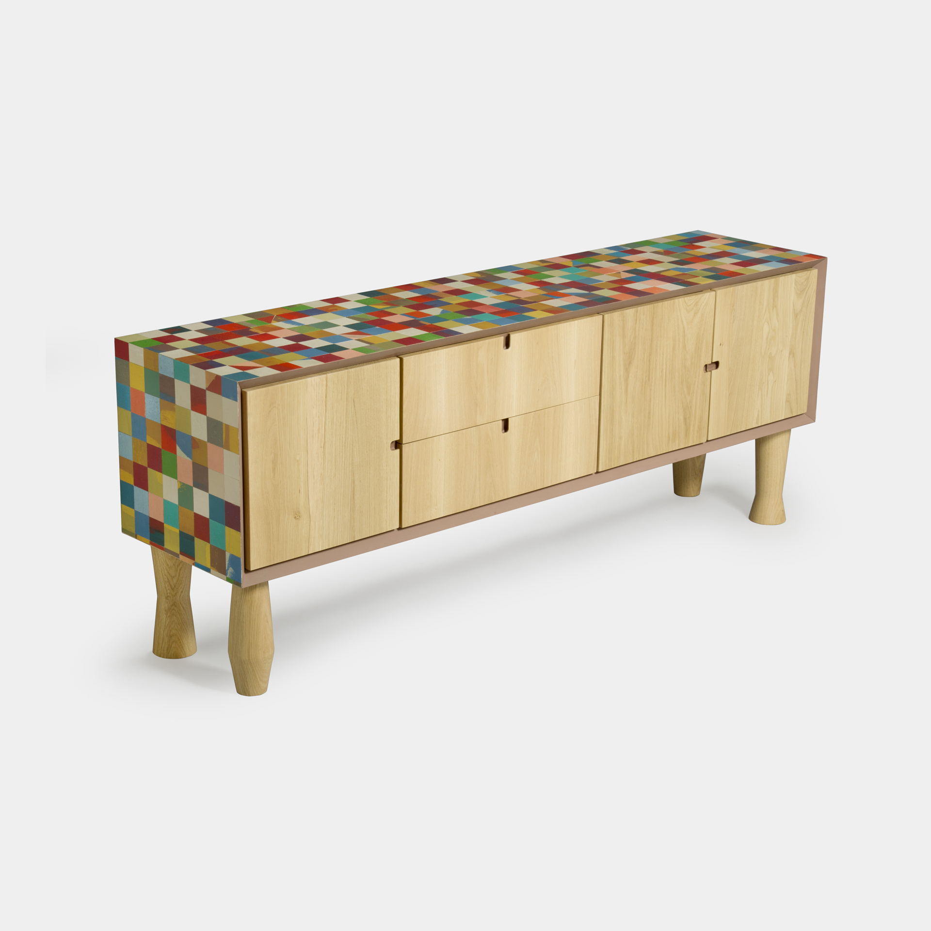 Qubert Madia quadrata Qbert, madia colorata struttura in legno multistrato, rivestimento con mosaico di tessere di legno decorate con microcemento colorato. ante e gambe in legno massello di rovere. la madia dispone di 2 cassetti e 2 vani chiusi da ante
