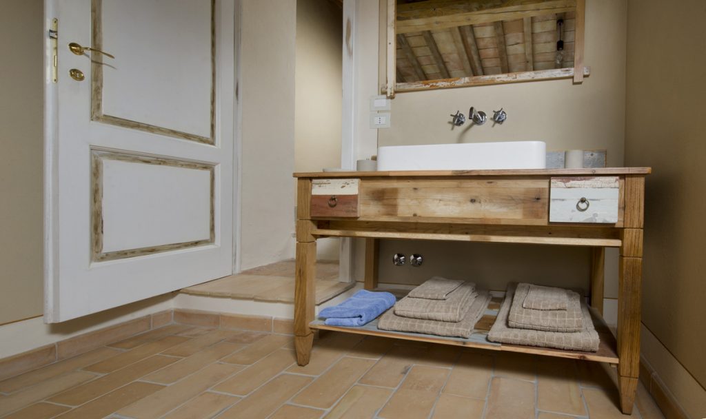 mobile bagno legno rustico casale Umbria