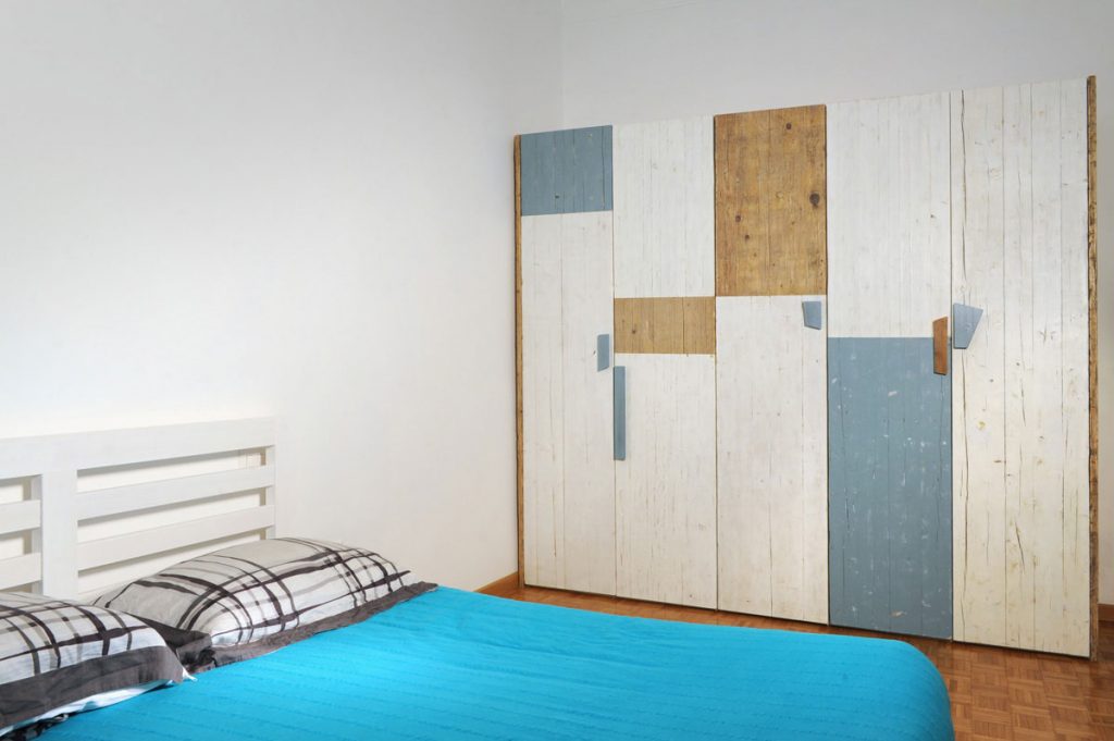 armadio in legno e colore per camera da letto