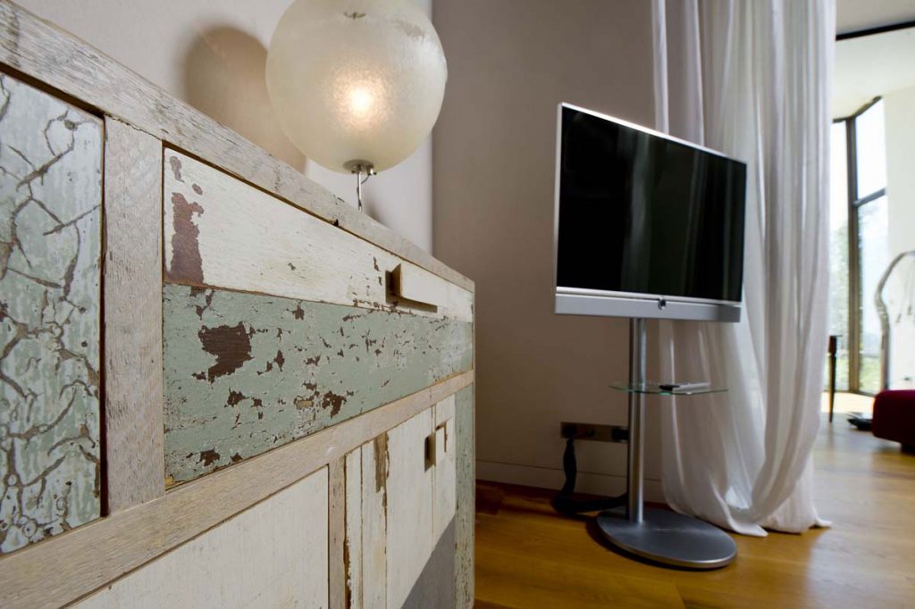 particolare credenza coodinata con camera da letto matrimoniale