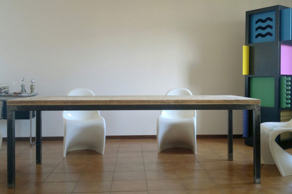 tavolo rustico grande con piano in legno e gambe in ferro