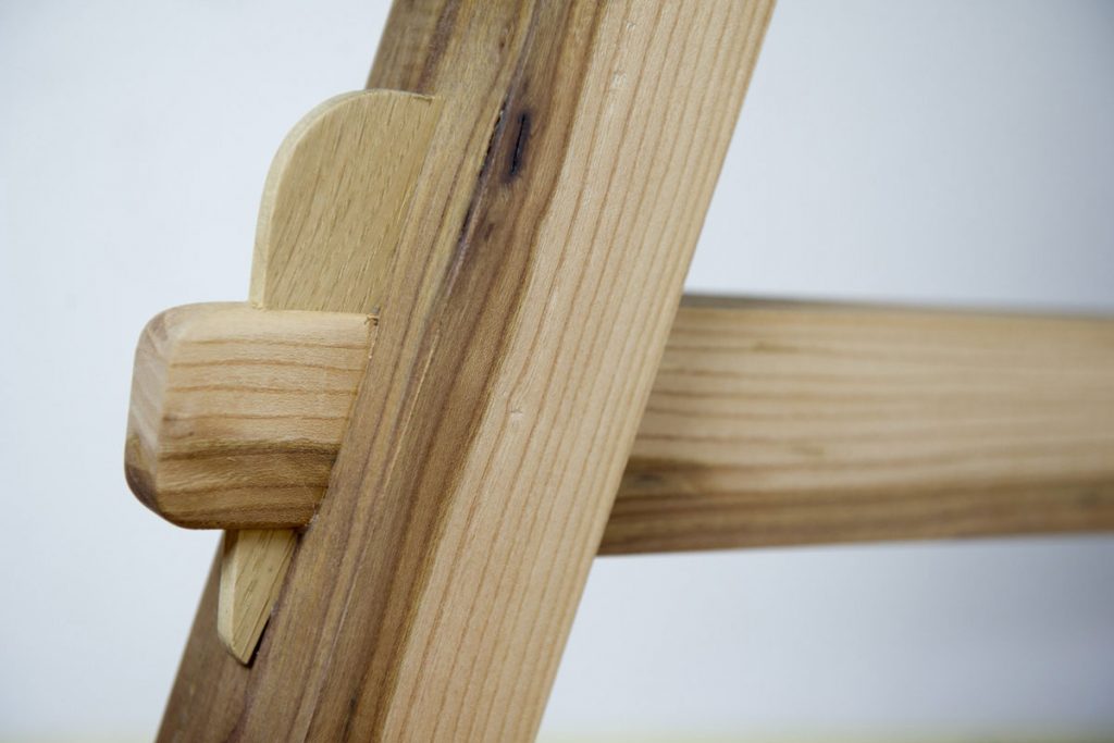 particolare incastro per tavolo rustico