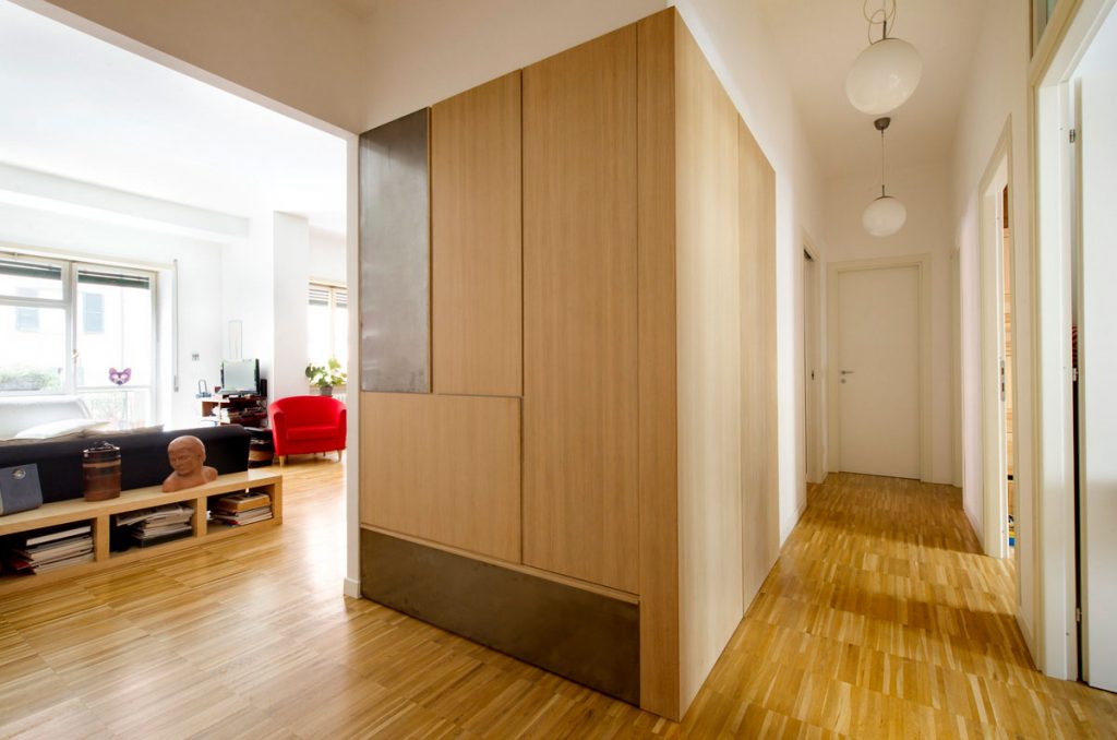 armadio a muro ingresso realizzato su misura a Roma in rovere al naturale e lamiera di ferro