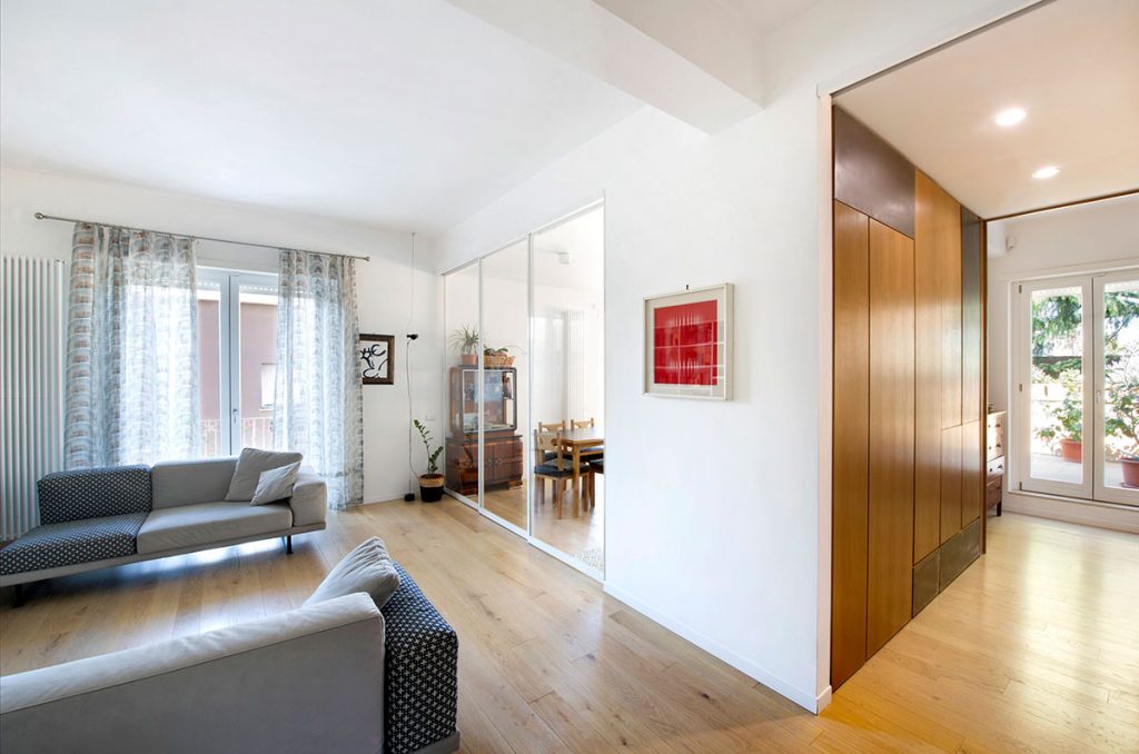 armadio a muro artigianale in rovere e ferro per soggiorno moderno