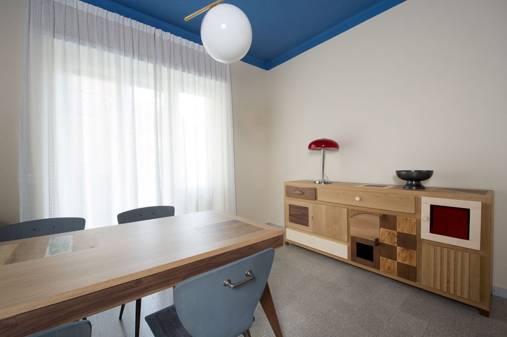 arredo interno soggiorno, tavolo allungabile in legno massello e credenza in rovere