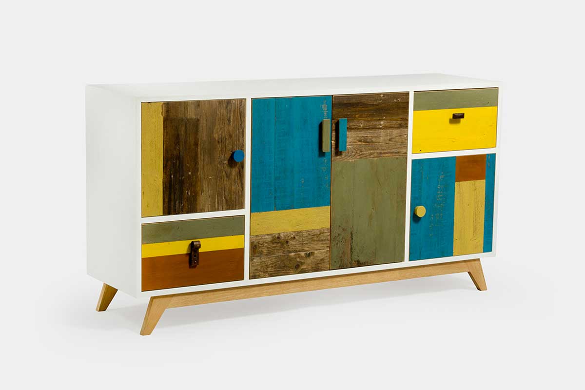 credenza colorata in rovere laccato bianco con sportelli in legno colorato e gambe in stile vintage