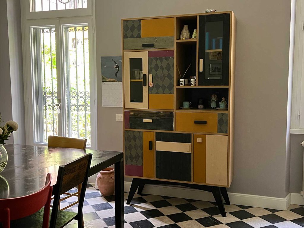 credenze vetrina dipinte a mano in rovere naturale e sportelli colorati