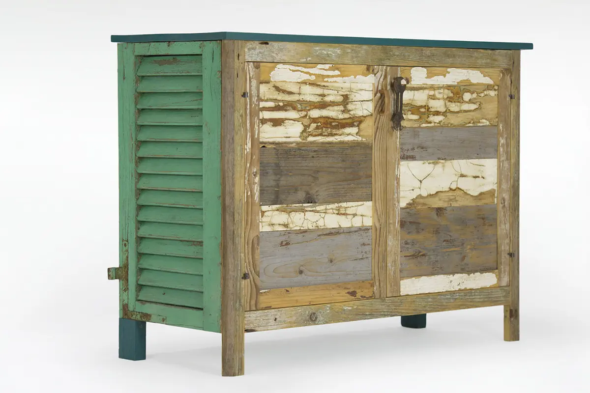 Credenza shabby con persiana in legno di recupero